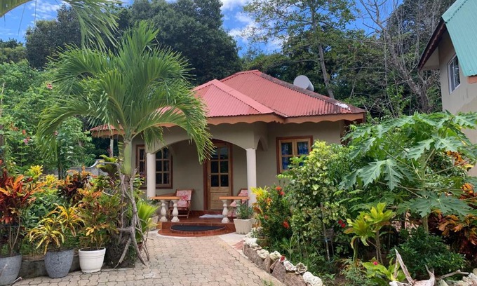 La Passe Ski Chalet | Inviting Island Bungalow: Family-Friendly Stay with Kitchen