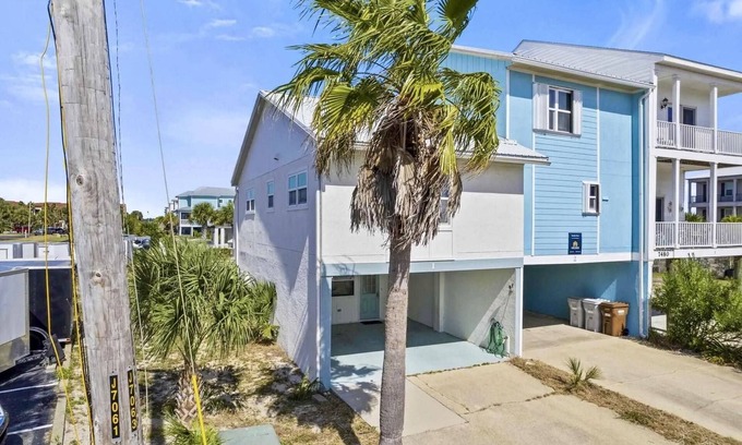 Navarre Beach House | Island Cottage: Beachfront Retreat with Bikes & Kayak Access