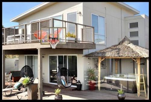 Surf Beach House | Relax at Island Daze Surf Beach: 5-Star Pet Friendly Retreat