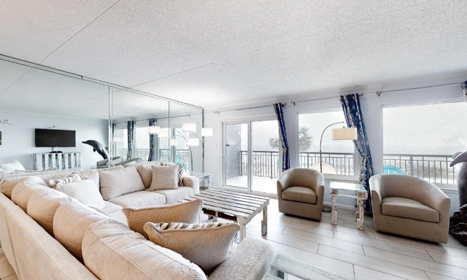 Fort Walton Beach Apartment | Island Echos 2NO: Oceanfront Retreat with Pool & Kid-Friendly
