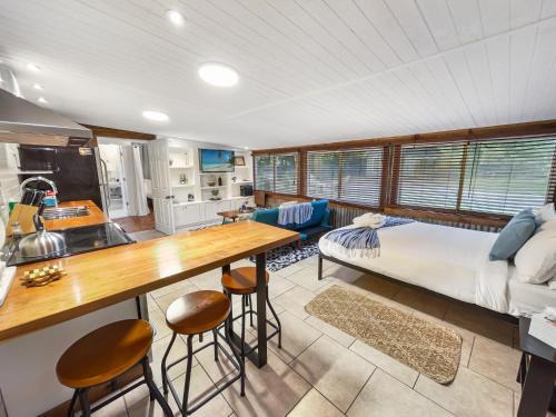 Charleston House | Exceptional Island Hideout: Child-Friendly Retreat Awaits