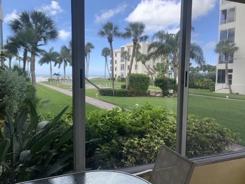 Siesta Key Apartment | Island House Beach Resort: Oceanfront Poolside Escape