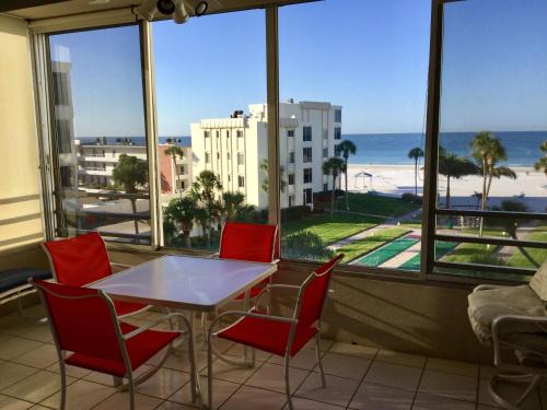 Siesta Key Apartment | Family-Friendly Island House Beach Resort with Pool Access