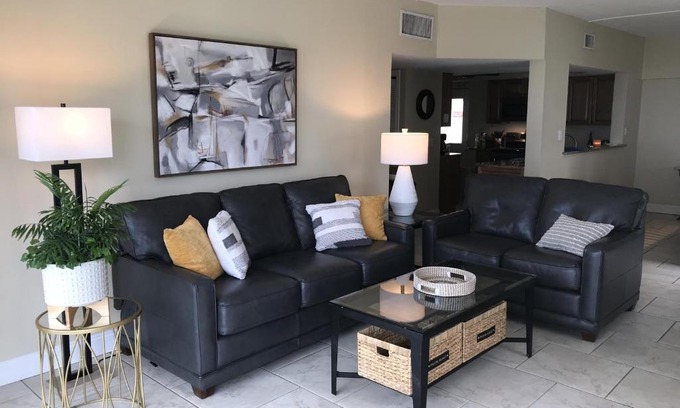 Siesta Key Apartment | Beachfront Island House Resort: Family-Friendly Getaway