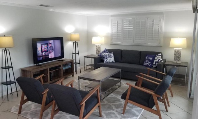 Siesta Key Villa | Family-Friendly Island House Beach Resort with Pool Access