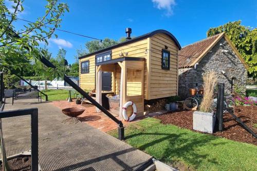 Saltford Apartment | Island Hut: Outdoor Bath Tub & Firepit with 9.8 Rating