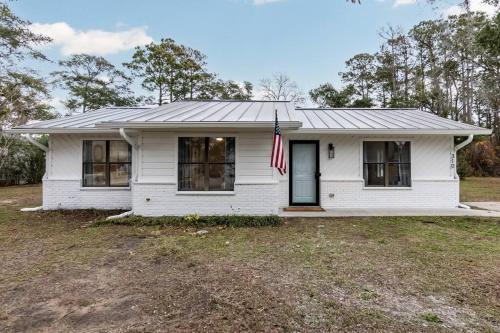Tranquil Harbour House | Island Joy: Renovated Retreat Steps from the Beach!