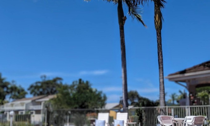 Forster Hotel | Island Palms Motor Inn: Poolside Relaxation Awaits You