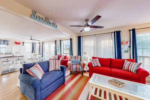 East End House | Island Palms: Pet-Friendly Retreat with Pool and Hot Tub