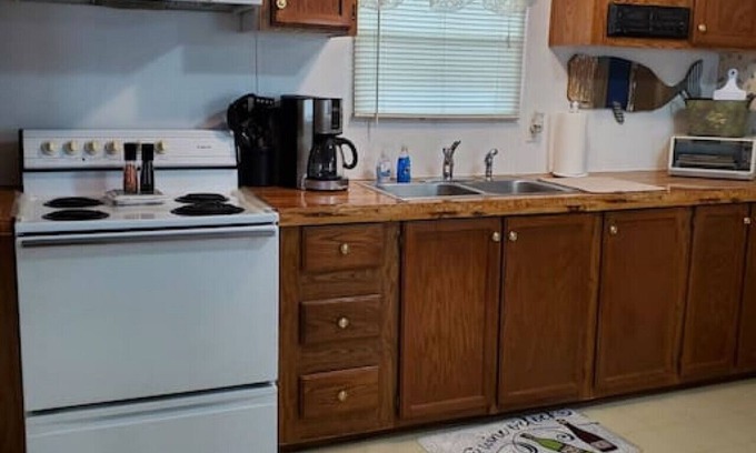 Rumsey Cabin | Idyllic Island Retreat in Kentucky with Family-Friendly Amenities