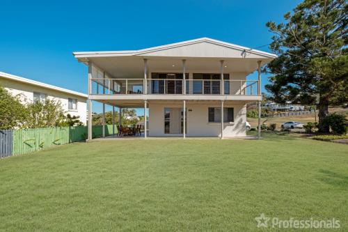 Emu Park House | Island Pines: Family-Friendly Escape with 4-Star Comfort