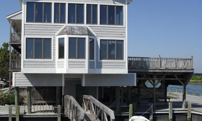 Chincoteague Hotel | Relaxing Island Resort with Ocean Views and Hot Tub