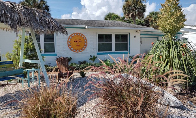 Seaside Homes House | Experience Island Living: Walk to Beach with Pet Welcome