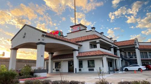 Edgebrook Hotel | Accessible Island Suites Near Hobby Airport - Guest Rated 7.5