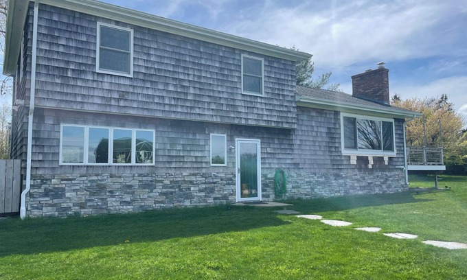 Jamestown House | Relax at Island Time - Jamestown with Ocean Views & More