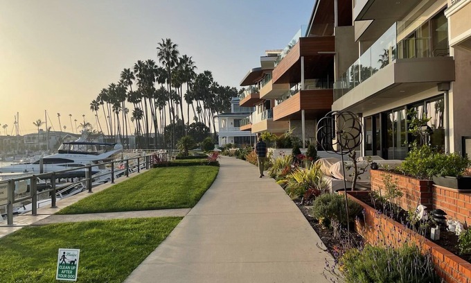 Belmont Shore Apartment | Oceanfront Island Vibes: 10/10 Reviews in Long Beach