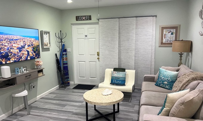 Sarasota Condo | Paradise Awaits: Walk to Beach & Savor St. Armands