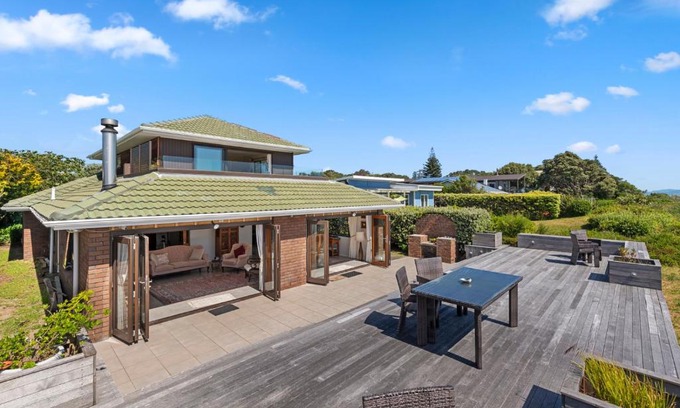 Paraparaumu Beach House | Scenic Island View Beach House at Paraparaumu Beach
