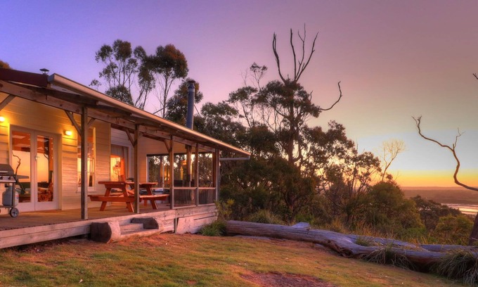 Smithton House | Relaxing Island View Spa Cottage with Pet-Friendly Amenities