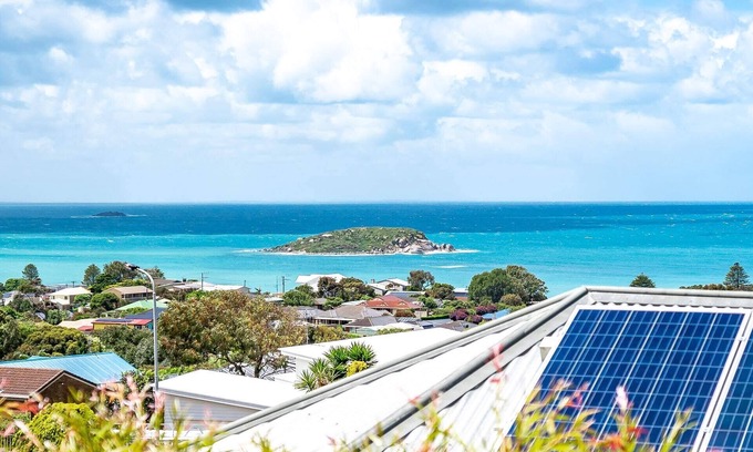 Encounter Bay House | Island Views: Family-Friendly Getaway with Free Wi-Fi
