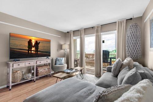 Fort Walton Beach Apartment | Oceanfront Islander Beach Resort 305 with Pool Access