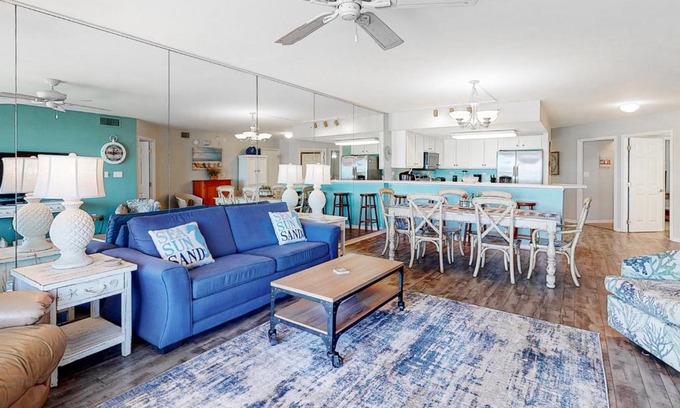 Fort Walton Beach Apartment | Indulge at Islander E 2001 with Oceanfront Pool Access