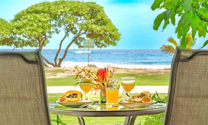 Wailua Apartment | Oceanfront Islander Resort: Family-Friendly Beach Retreat