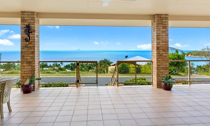 Hideaway Bay House | IslandView: The Ideal Family Retreat with Oceanfront Bliss