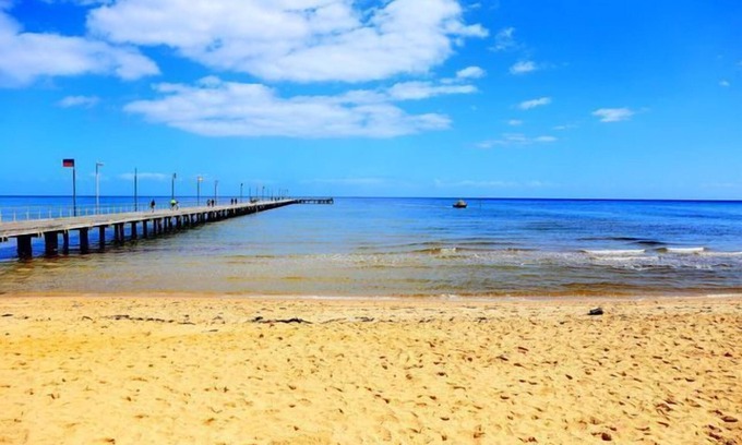 Frankston House | Relax at Isle of Serenity Guesthouse with Oceanfront Views