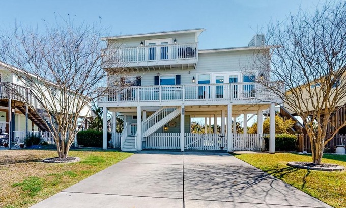 Isla Del Sol House | Discover Isle View Gem: Family-Friendly Retreat with 10/10 Scores