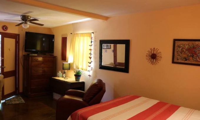 Jefferson Apartment | Tranquil Studio Apartment with Garden Views and Spa Access