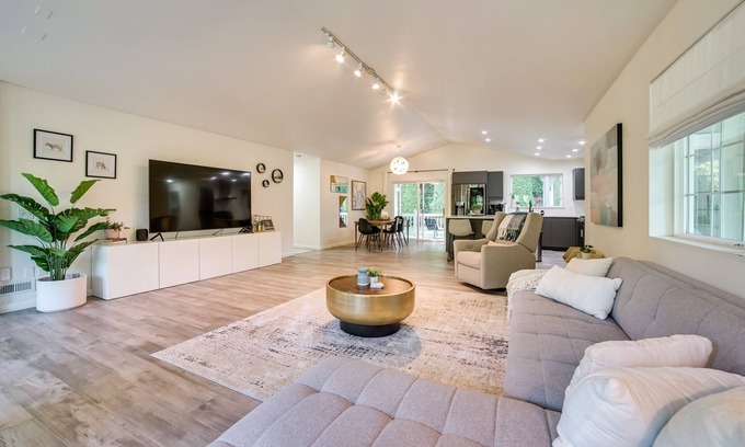 Issaquah House | Discover Issaquah Retreat by Lake Sammamish State Park
