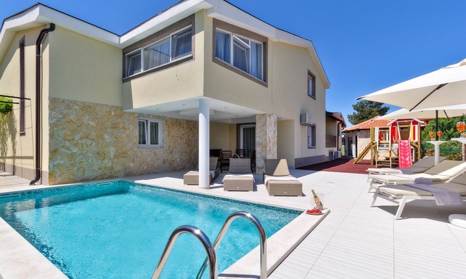 Kastel Villa | Unforgettable Stays at Istrian Guest House ILLY with Spa & Pool