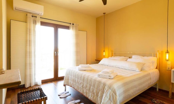 Kalo Chorio Apartment | Oceanfront Istron Agnanti: Pet Friendly & Family Ready