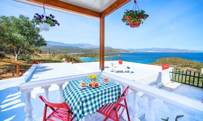 Istron Apartment | Seaside Serenity at Istron Beachside Studio with Pool