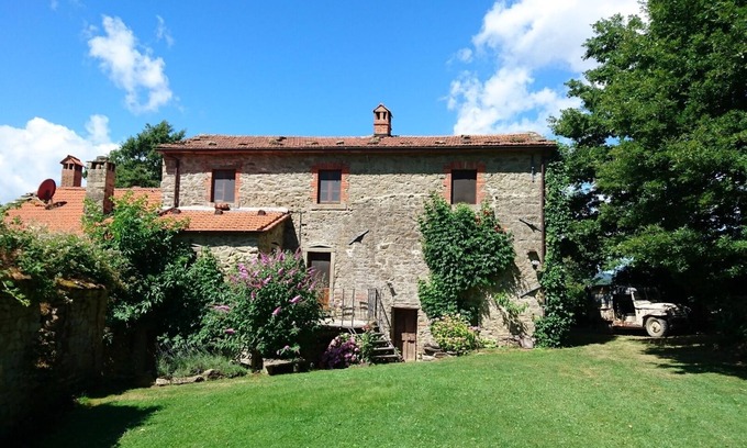 Chiusi della Verna Apartment | Tranquil Retreat Amidst Aenenian Nature with Pool & Spa