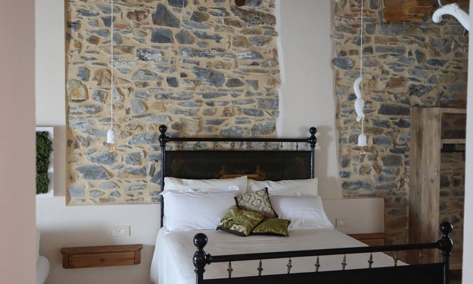 Castelnuovo di Val di Cecina Bed & Breakfast | Private Room in Historic B&B with Breakfast & Kitchen Access