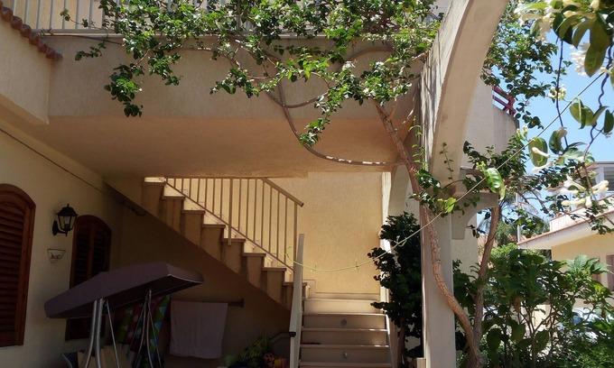 Casuzze House | Oceanfront Casuzze Holiday Home with Breakfast & Kitchen