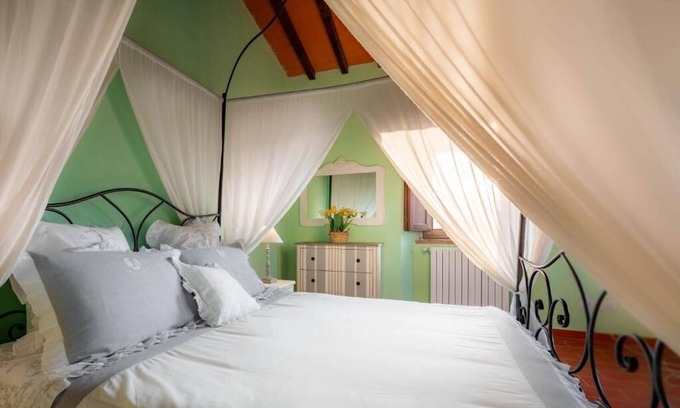 Casellina Apartment | Cozy Iris Apartment with Kitchen and Breakfast Included