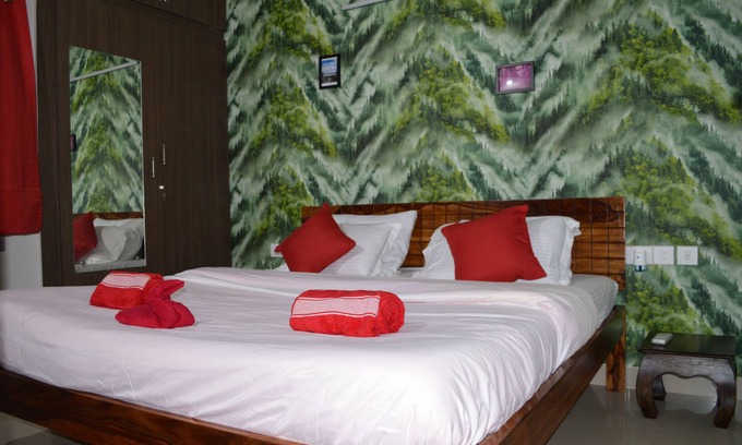 Karappakam Apartment | Modern IT Hub Condo with Fast WiFi and Lake View