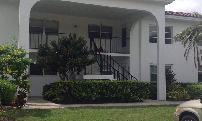 Central Naples Condo | Ideal Naples Retreat: Pools, Spa & Tennis Near the Beach