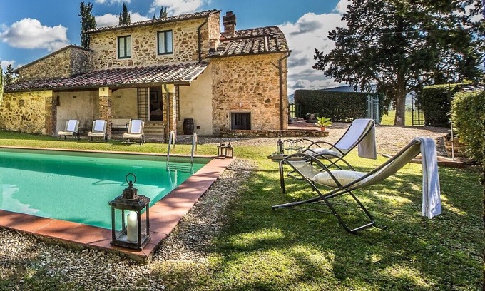 Chiocchio Cottage | Idyllic Farmhouse Retreat with Private Pool in Vineyards
