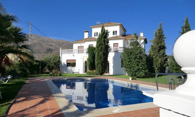 Jatar Apartment | Experience a Friendly Retreat with Pool & Spa Amenities