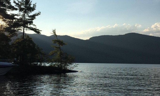 Bolton Landing House | Perfectly Located Stroll Hotel with Pool and Breakfast