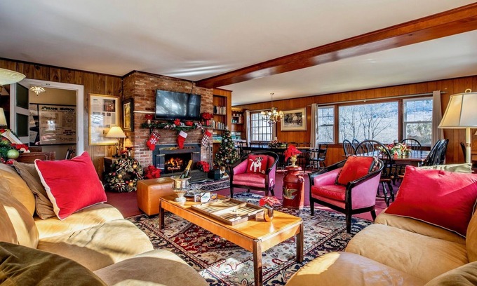 Manchester House | Ideal Reunion House with Fireplace, Piano & Indoor Pool