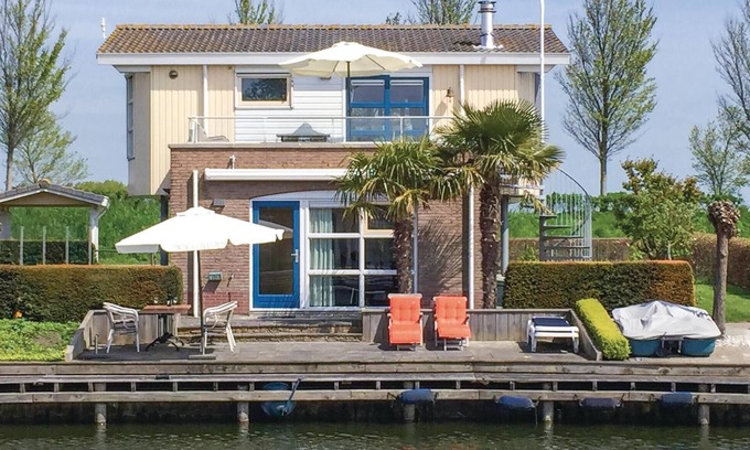Workum House | Family-Friendly 3 Bedroom Retreat with Lake View in Workum