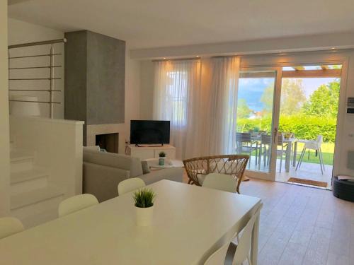 Monte House | Oceanfront Italia Living Villa: 4-Star Family Retreat