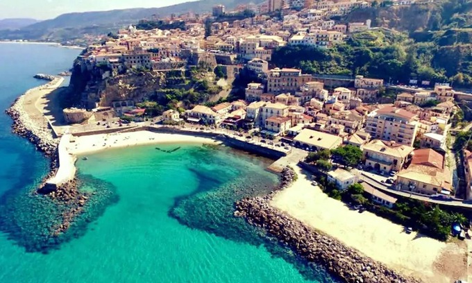Pizzo Apartment | Italian Elegance with Pool and Breakfast in Pizzo