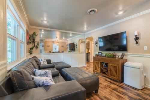 Old Town West House | Italian Elegance in Old Town Featuring a Private Hot Tub