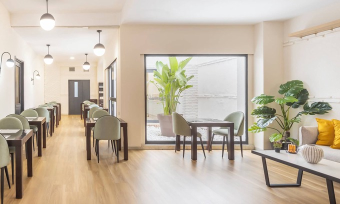 Centro Comercial Hotel | Cozy Hotel Itaca Colón: Family-Friendly and Spa Amenities